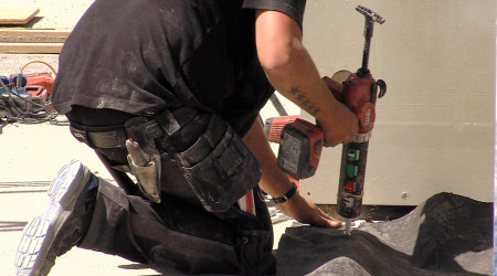 Bauarbeiter mit Bohrmaschine Foto: RTF.1
